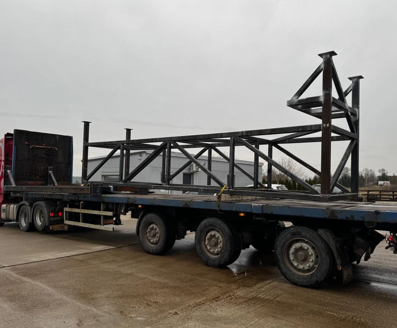 Frame structure on the trailer
